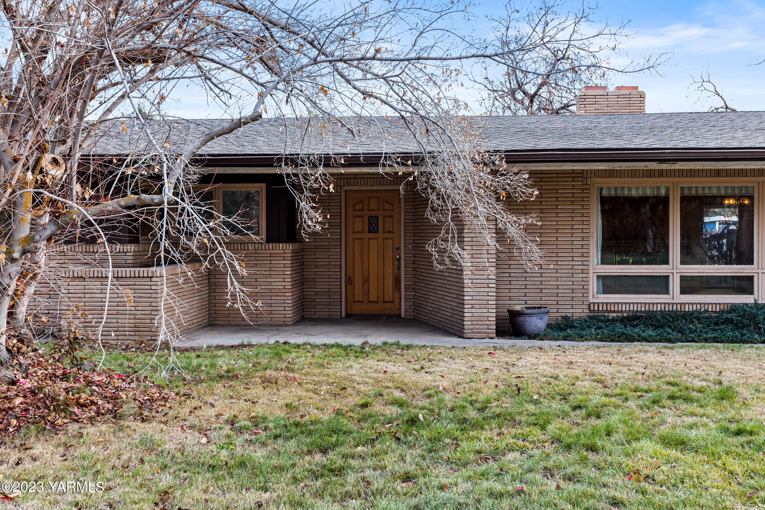 33 Moore Ave