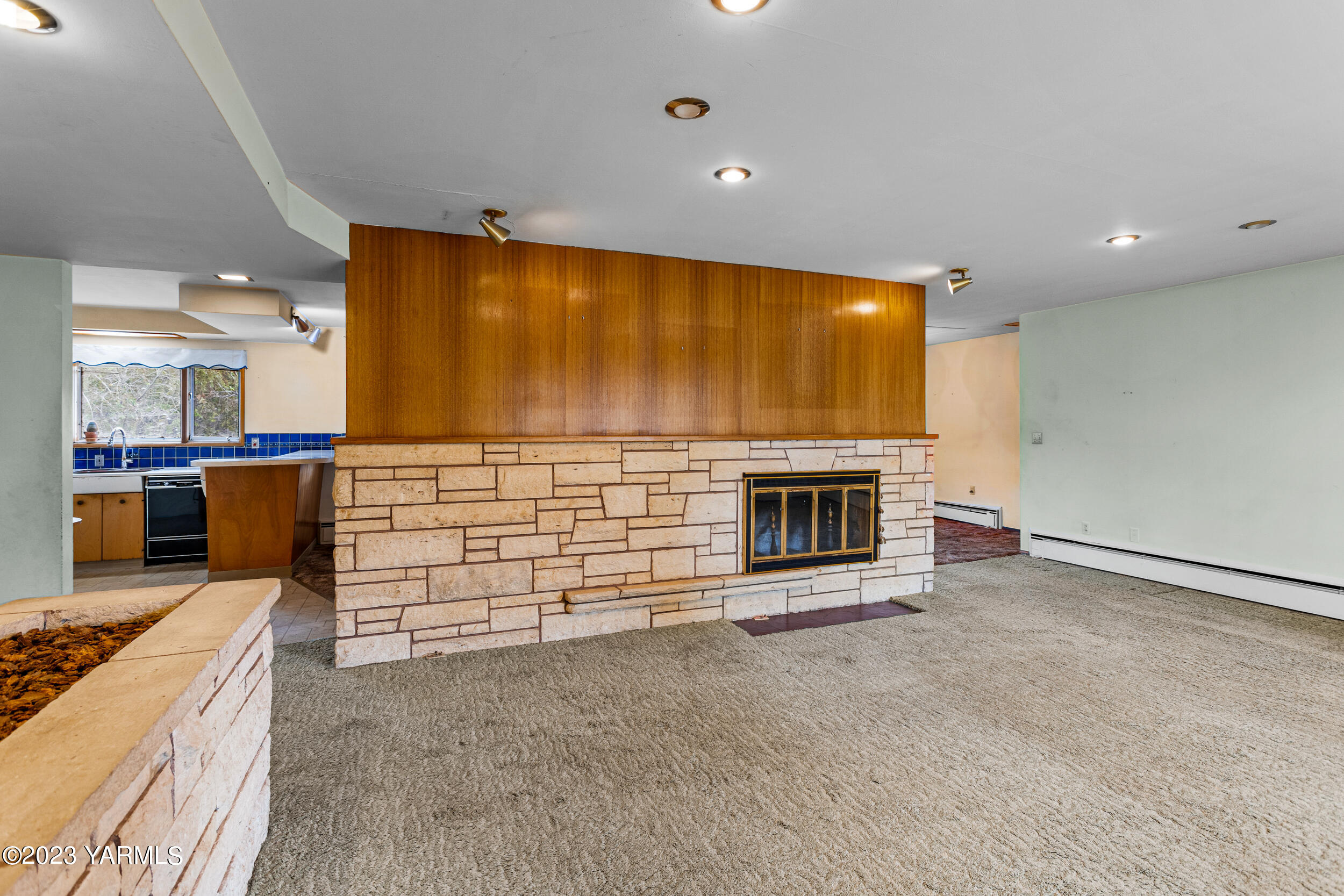 33 Moore Ave