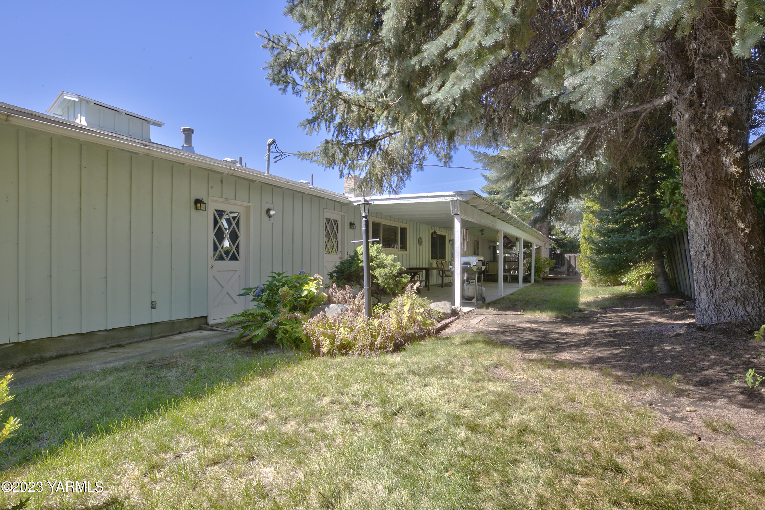 4211 Bell Ave