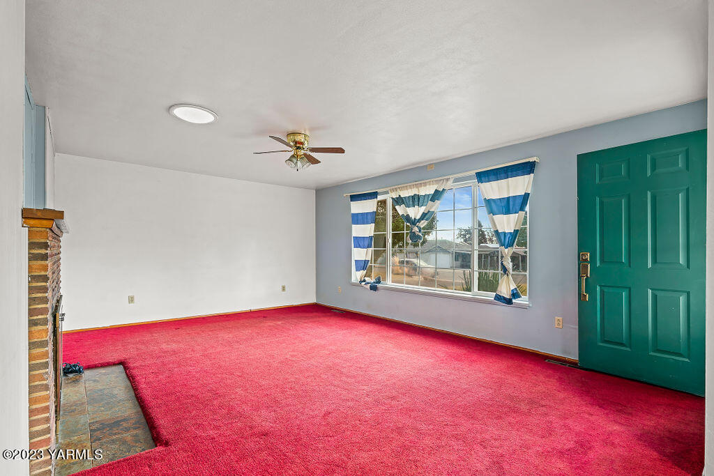 207 W 4th St