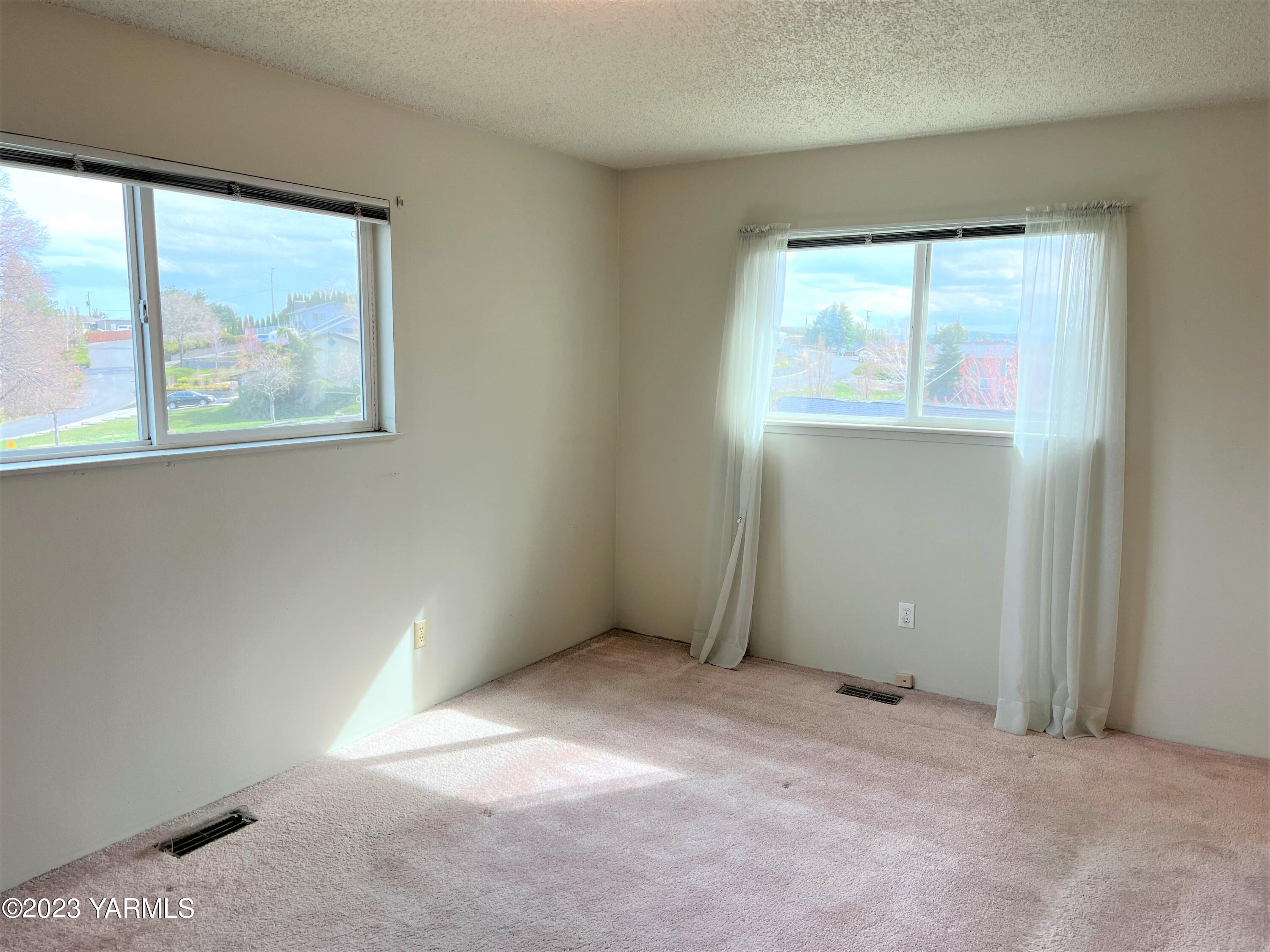 8005 Viewcrest Pl