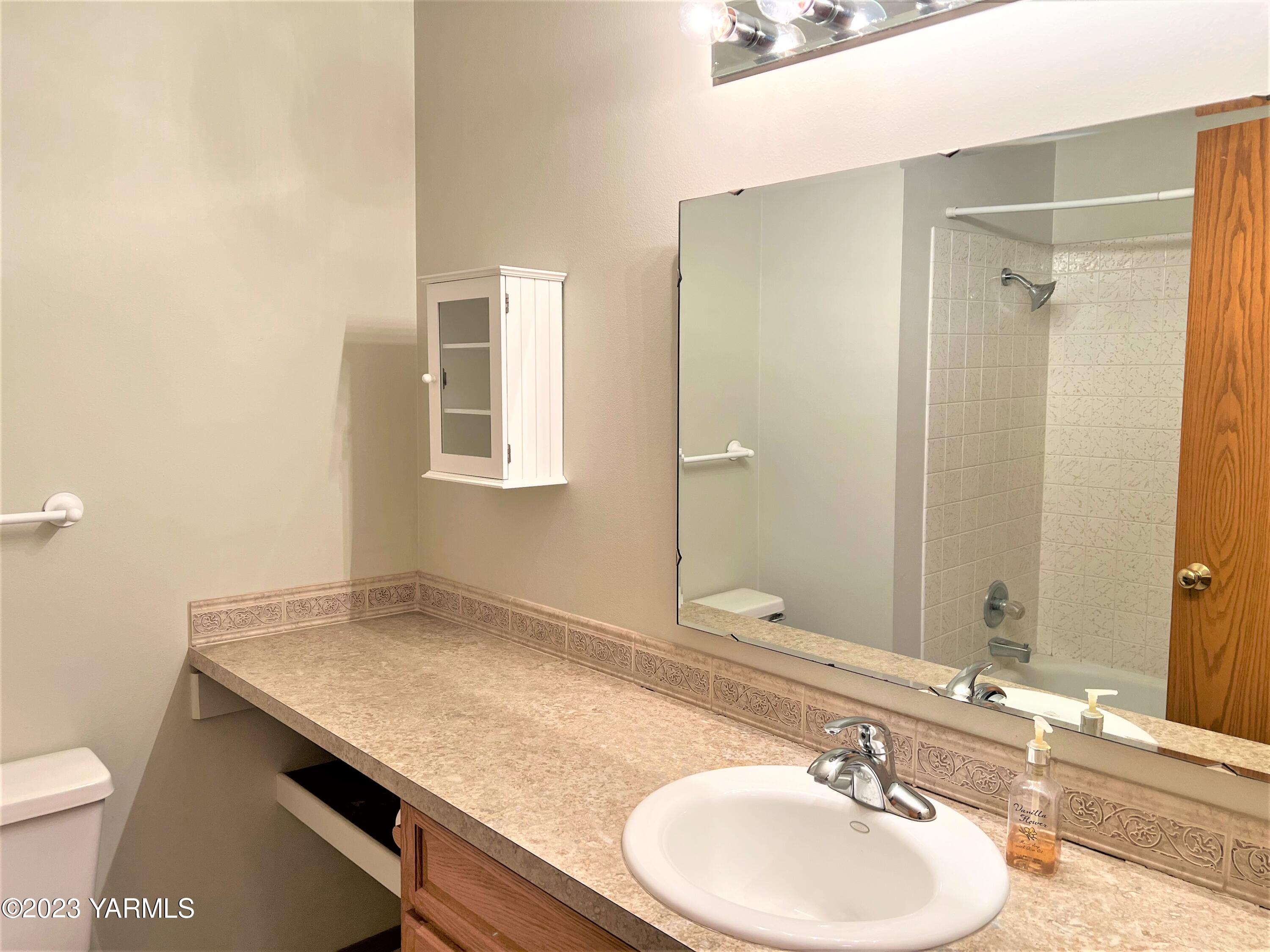 8005 Viewcrest Pl