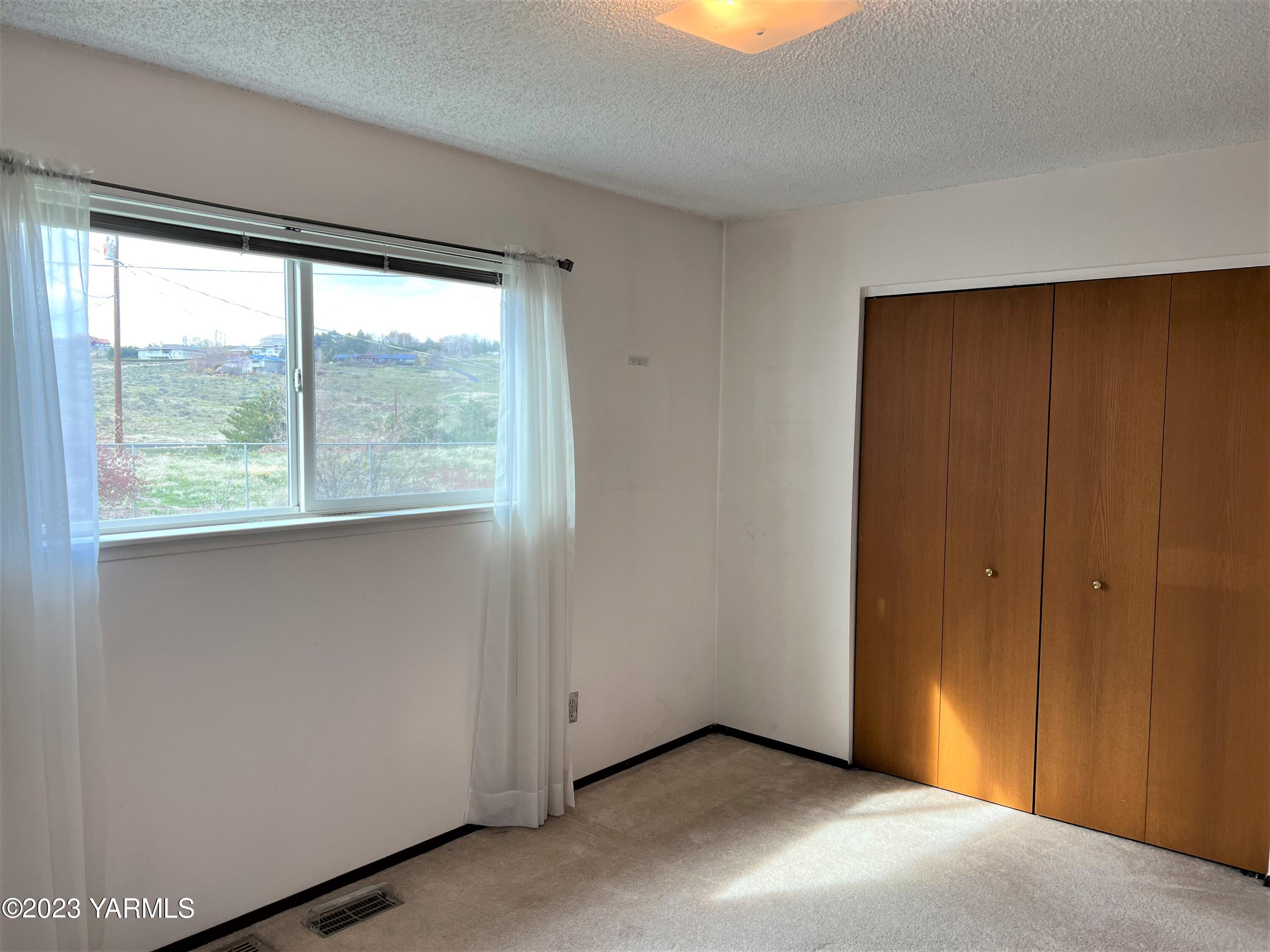8005 Viewcrest Pl