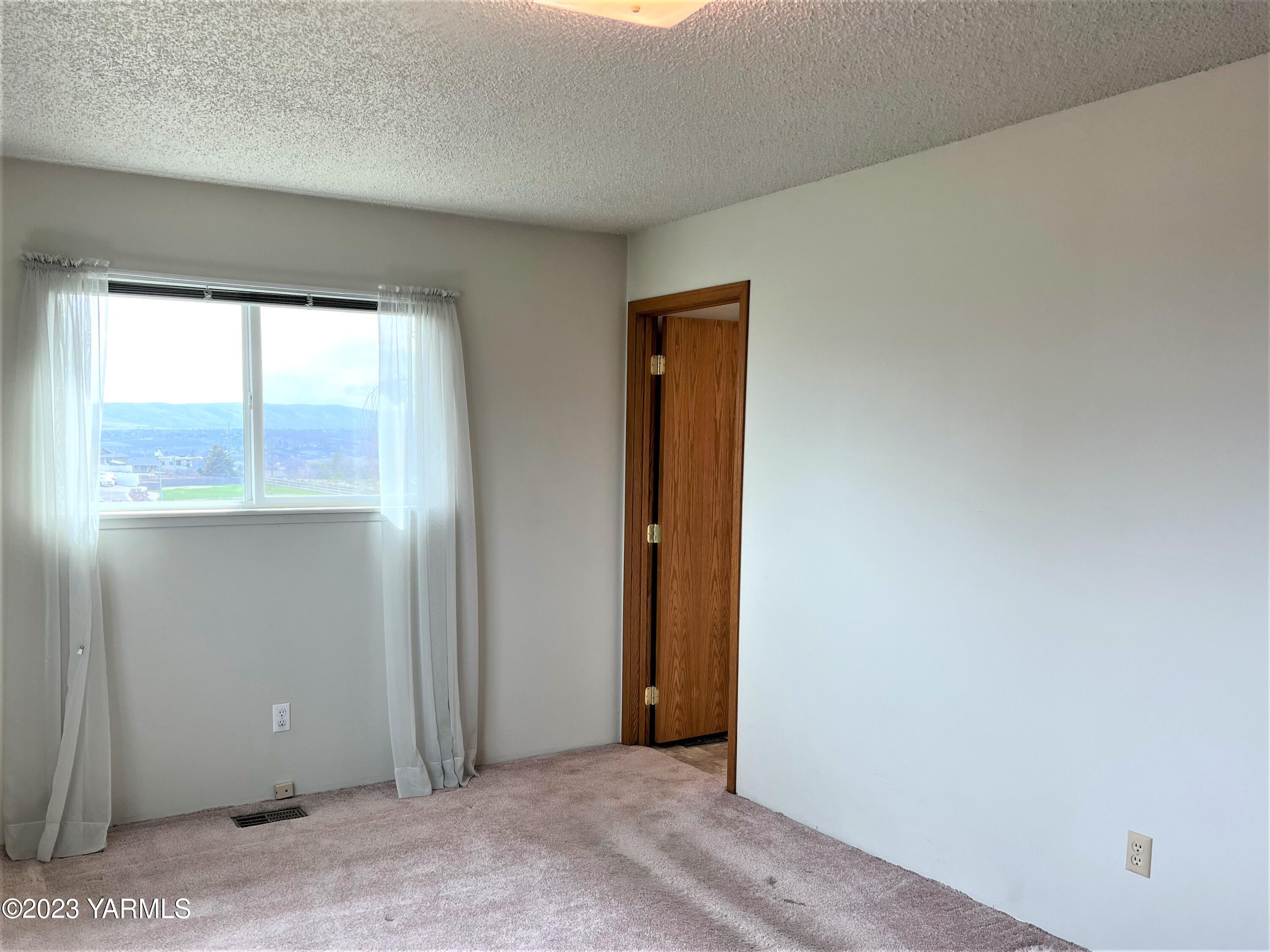 8005 Viewcrest Pl