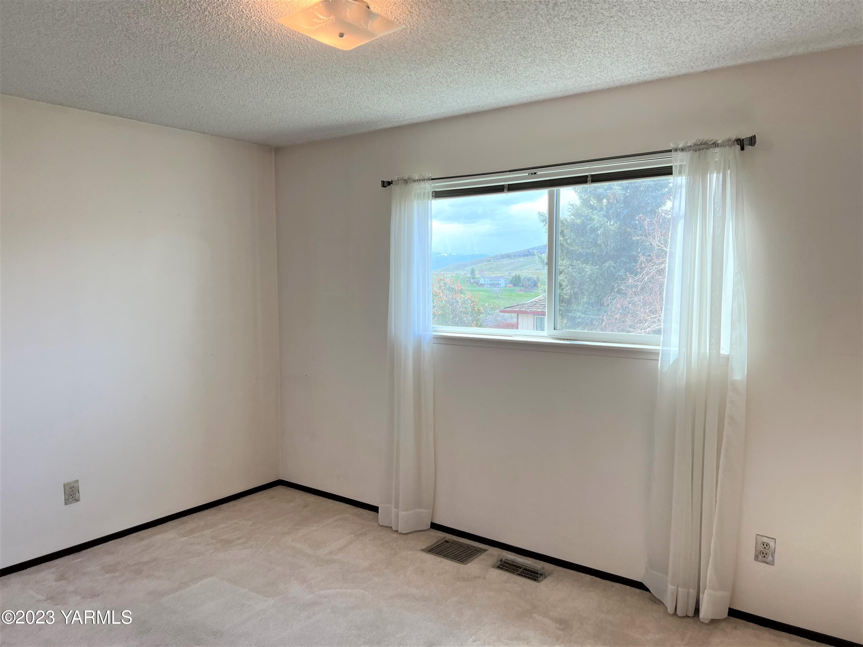 8005 Viewcrest Pl