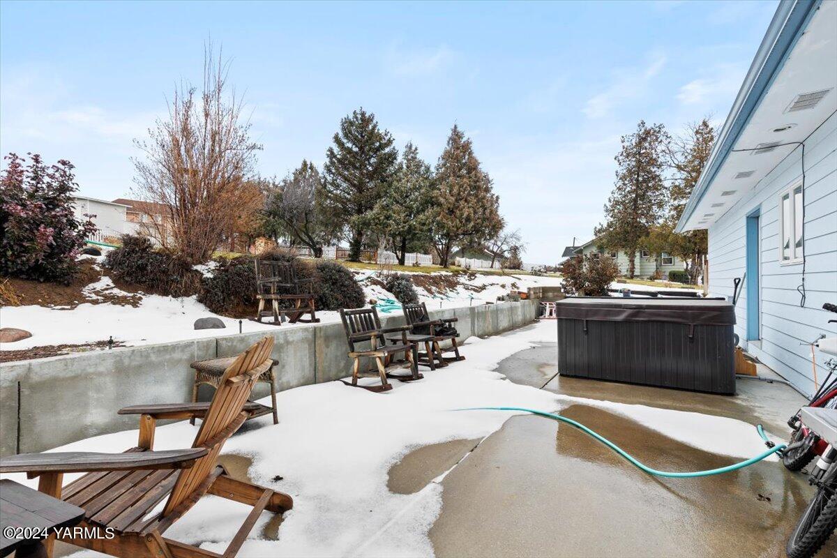 4303 Hillcrest Dr