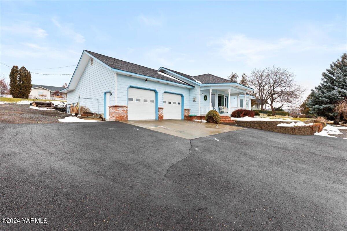4303 Hillcrest Dr