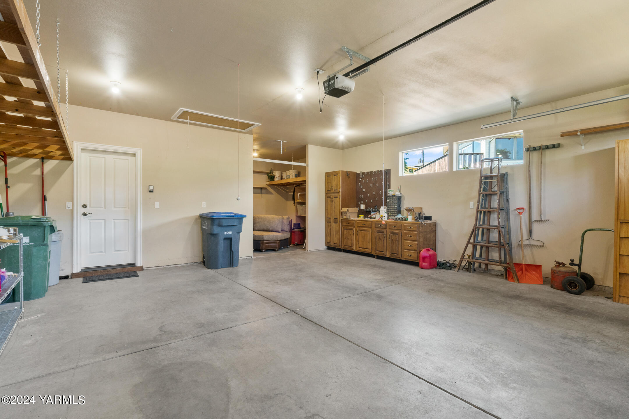 212 Hillview Ave
