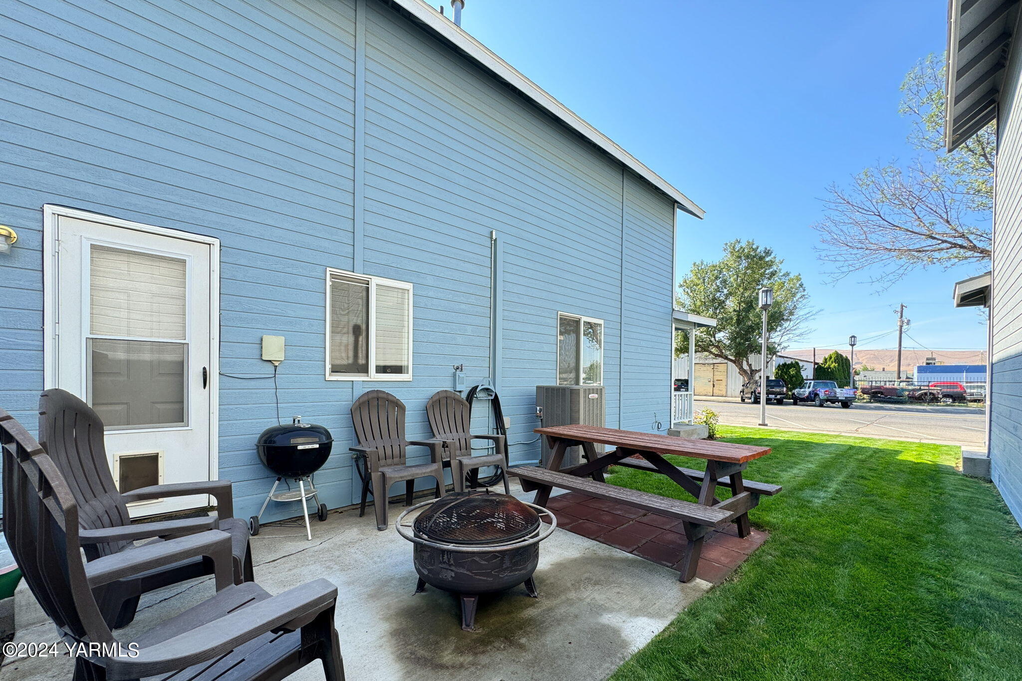 303 E Moxee Ave