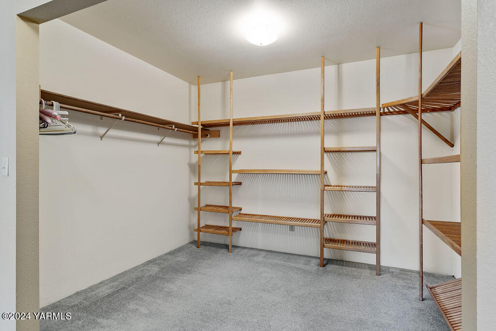 360 High Valley View St