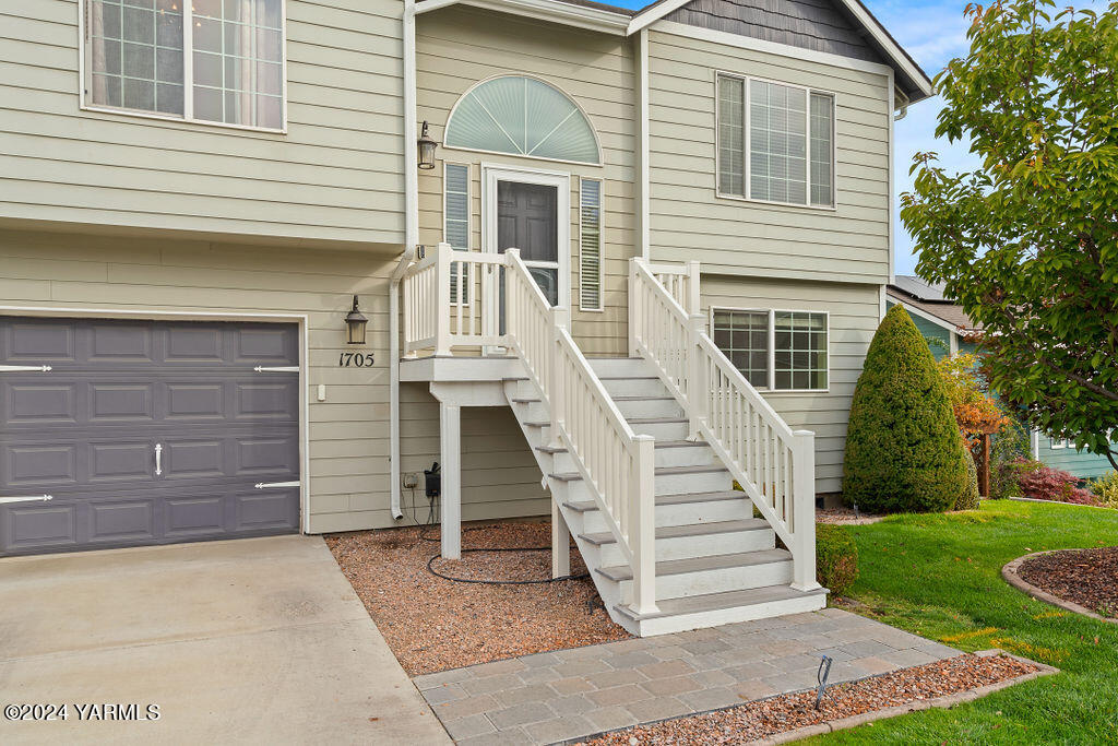 1705 W Naches Ave