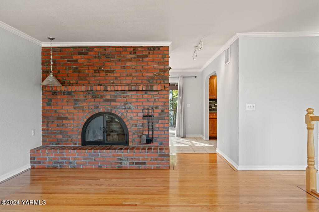 1008 W Naches Ave