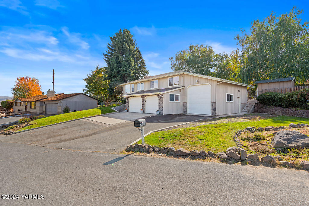 1008 W Naches Ave