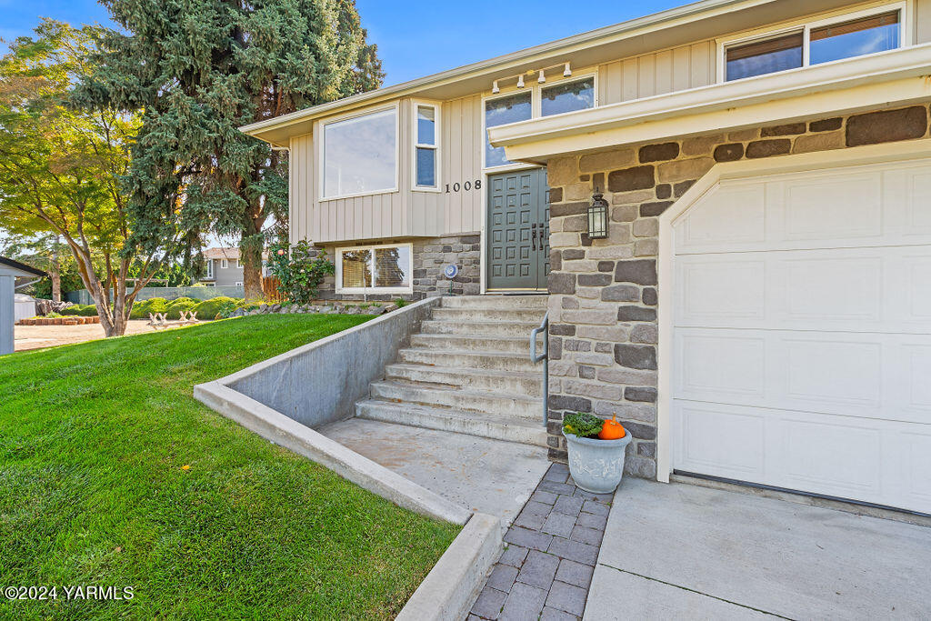 1008 W Naches Ave