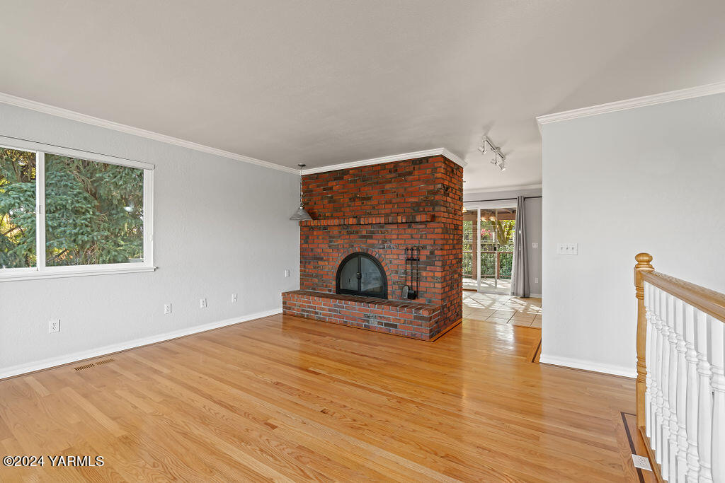 1008 W Naches Ave