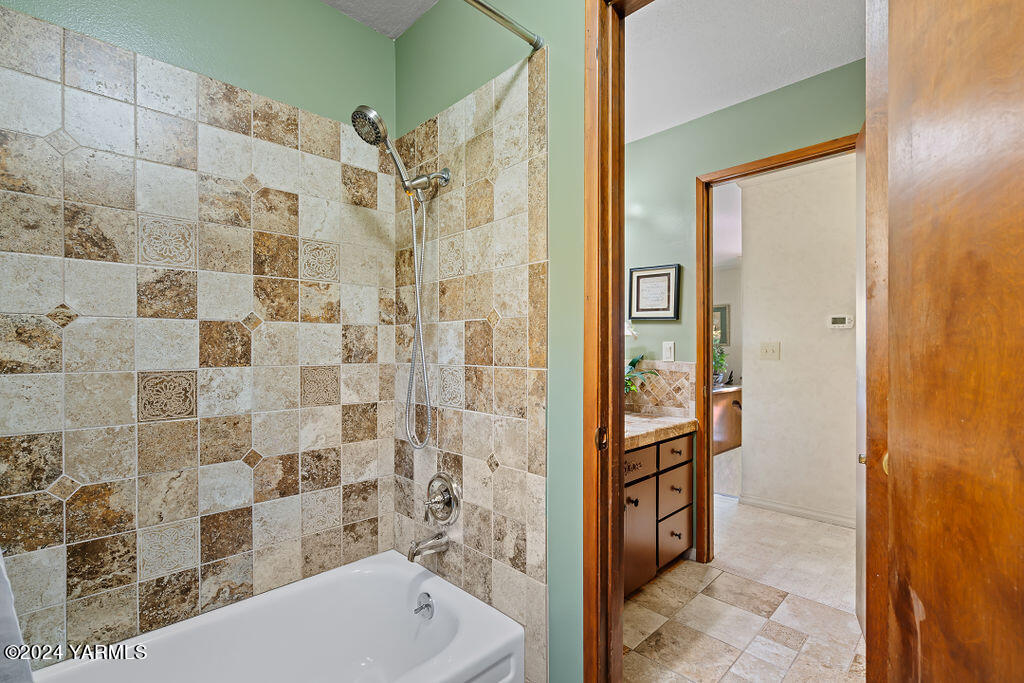 4411 Carriage Hill Dr