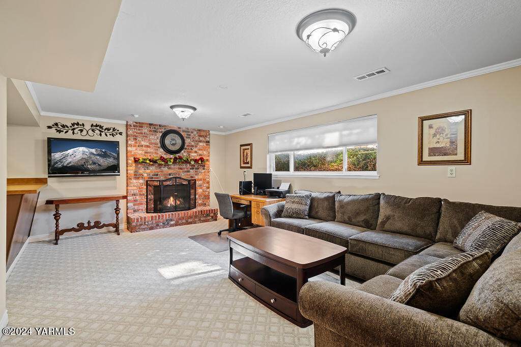 4411 Carriage Hill Dr