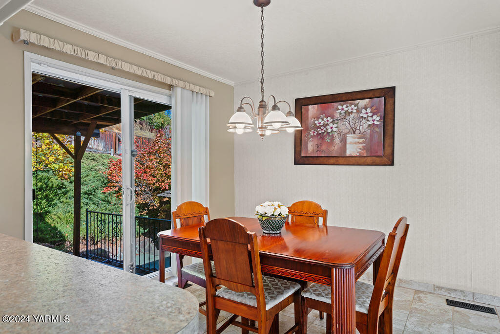 4411 Carriage Hill Dr