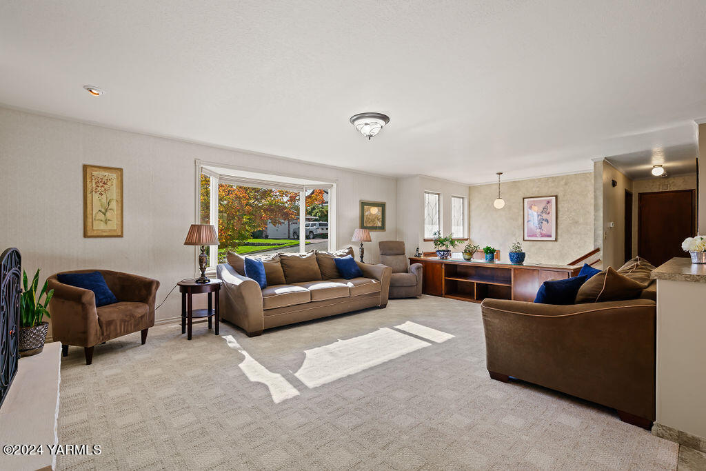 4411 Carriage Hill Dr