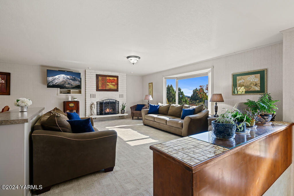 4411 Carriage Hill Dr