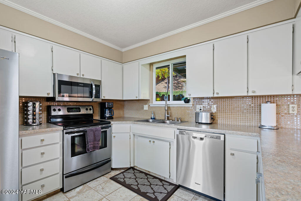 4411 Carriage Hill Dr