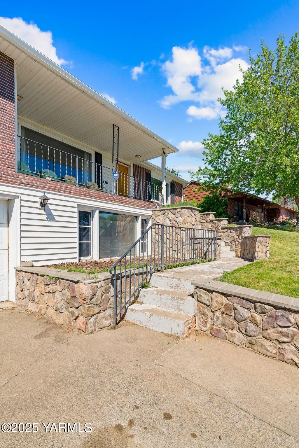 2705 Shelton Ave