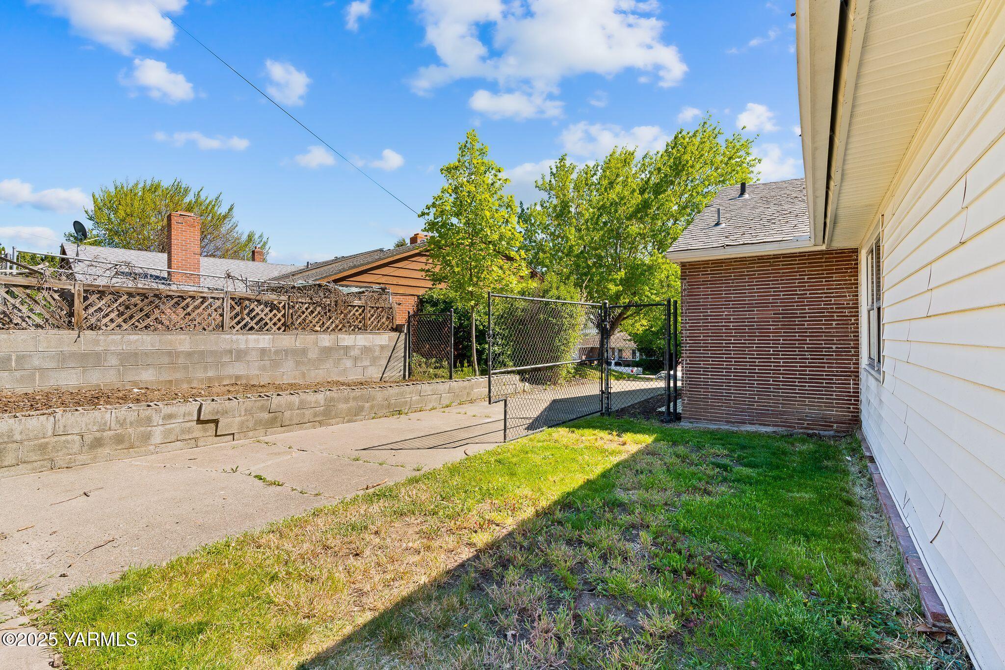 2705 Shelton Ave