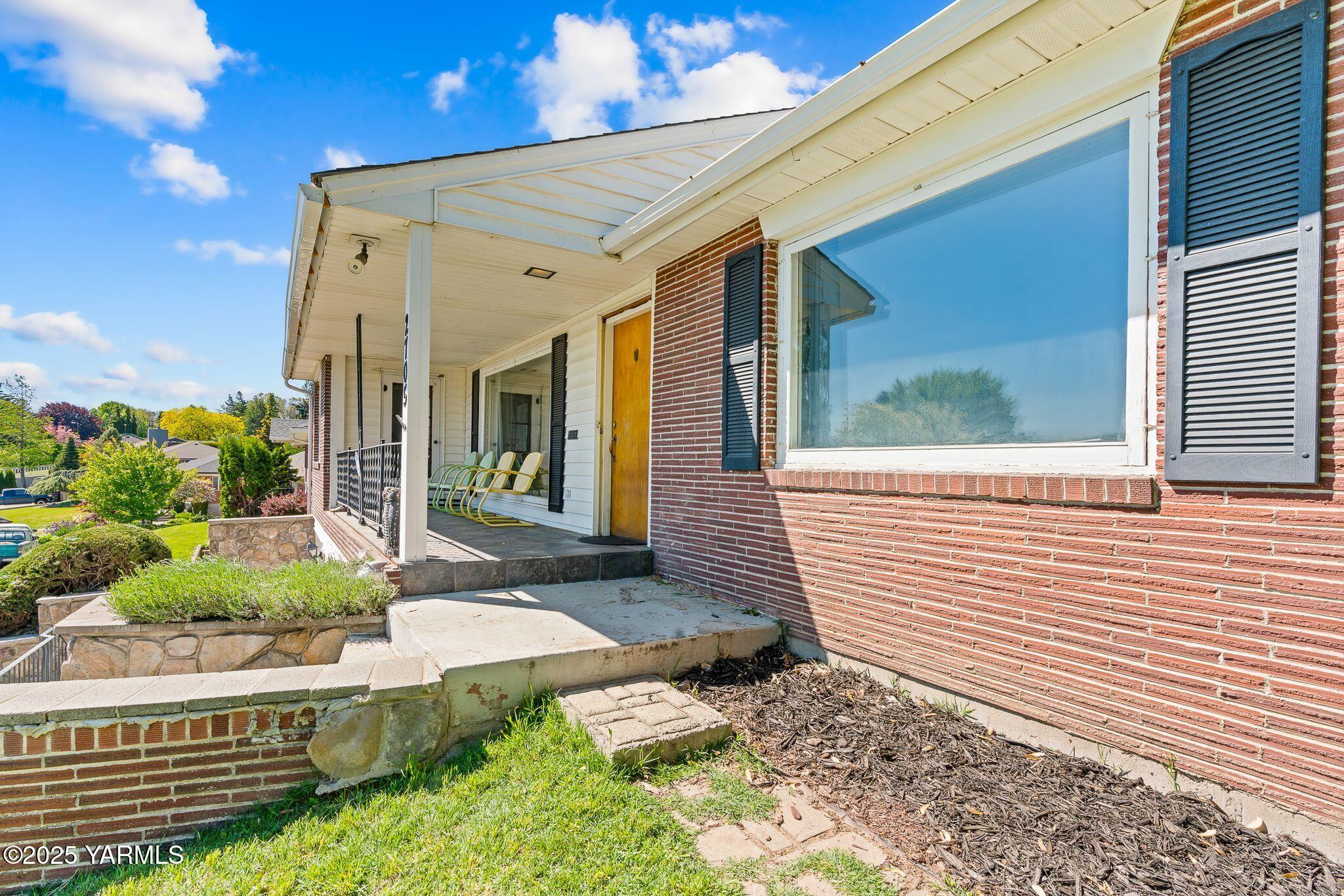 2705 Shelton Ave