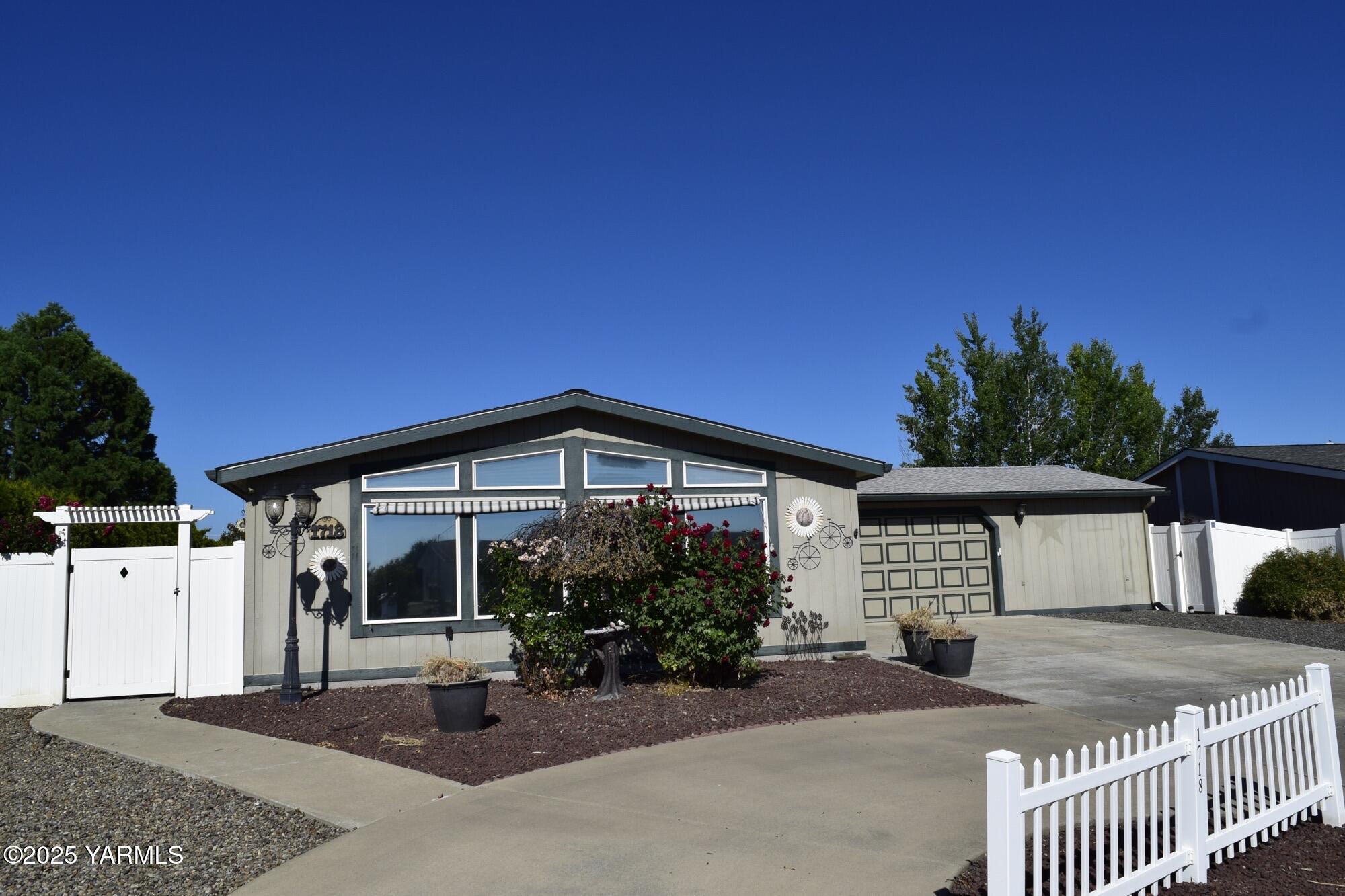 1718 S 69th Ave
