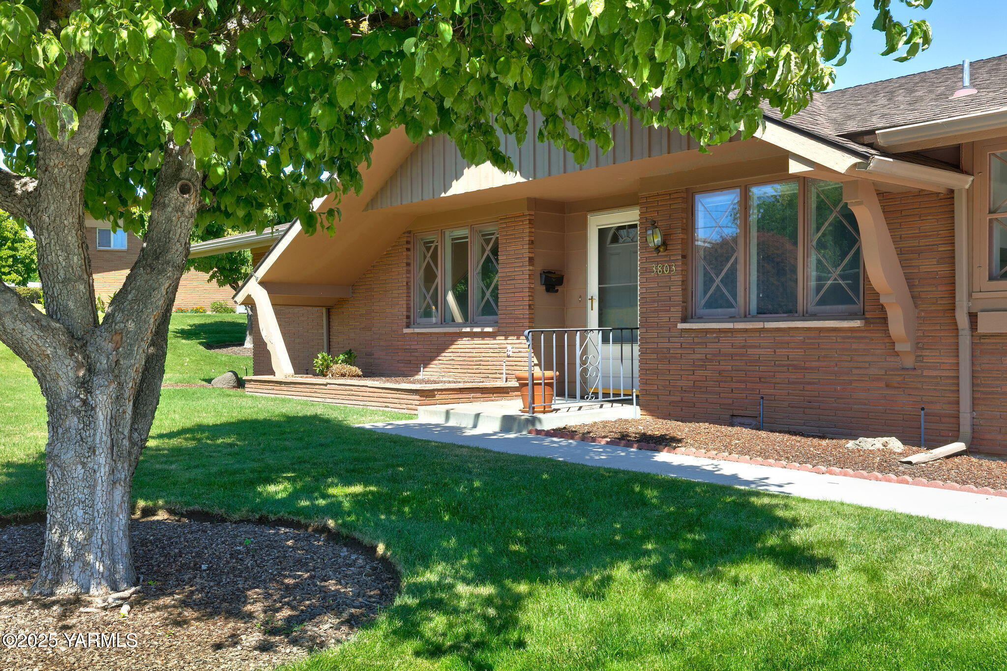 3803 Eastview Dr