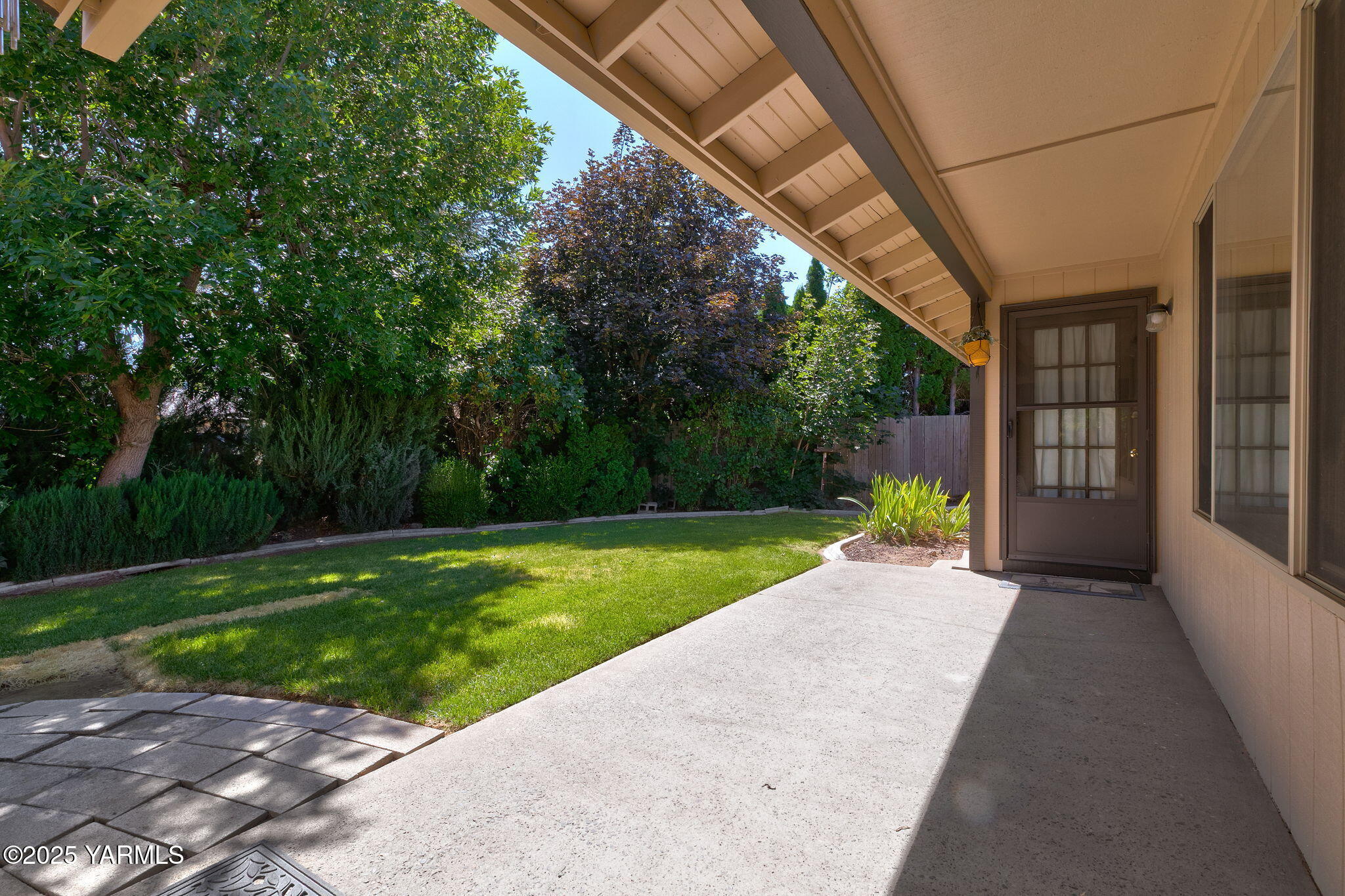 611 S 69th Ave