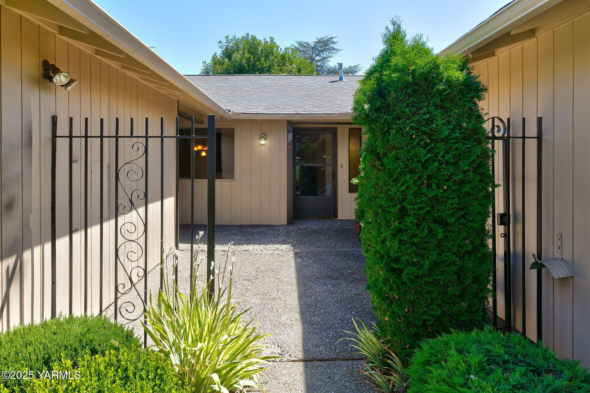 611 S 69th Ave