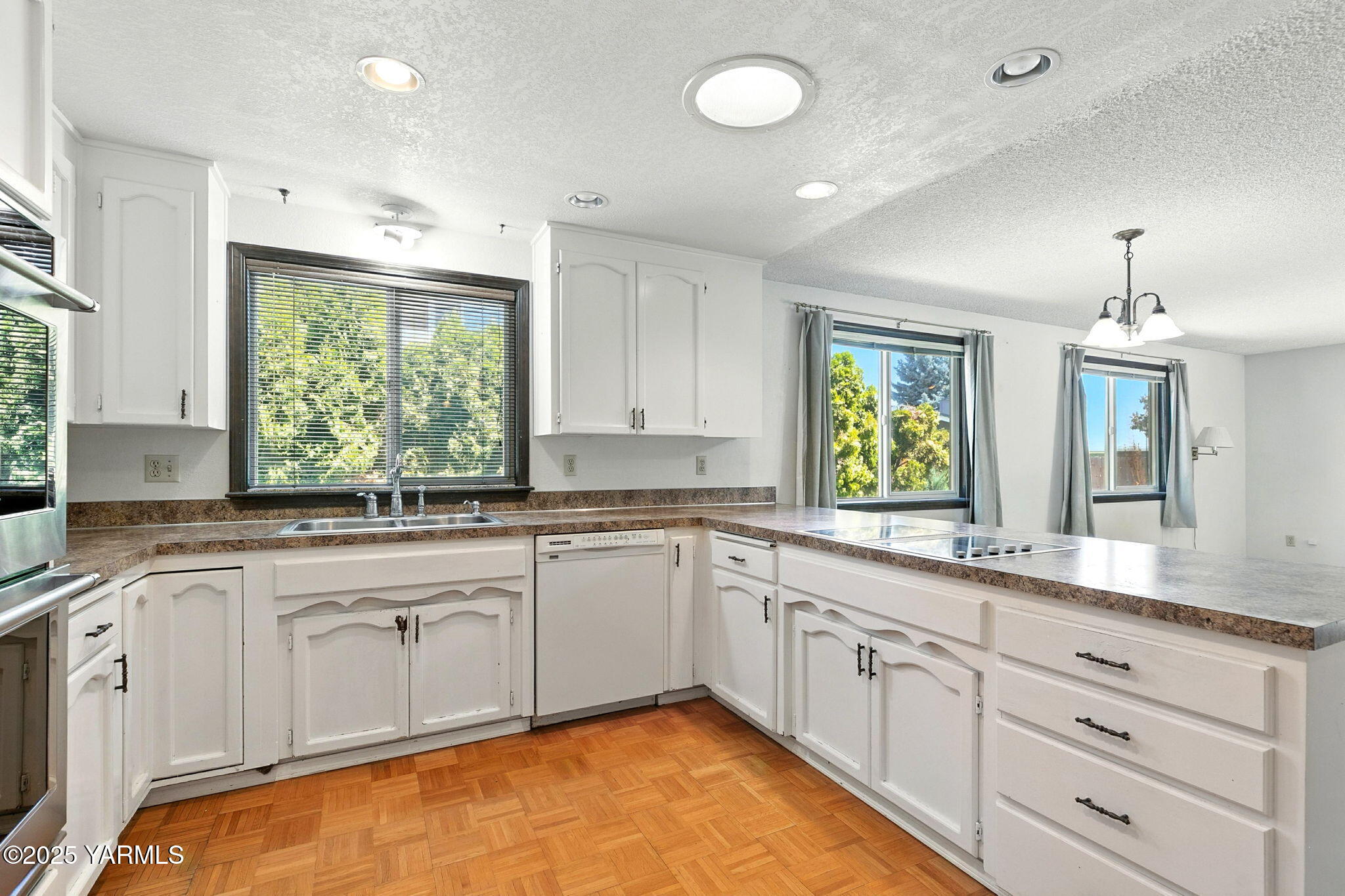 611 S 69th Ave