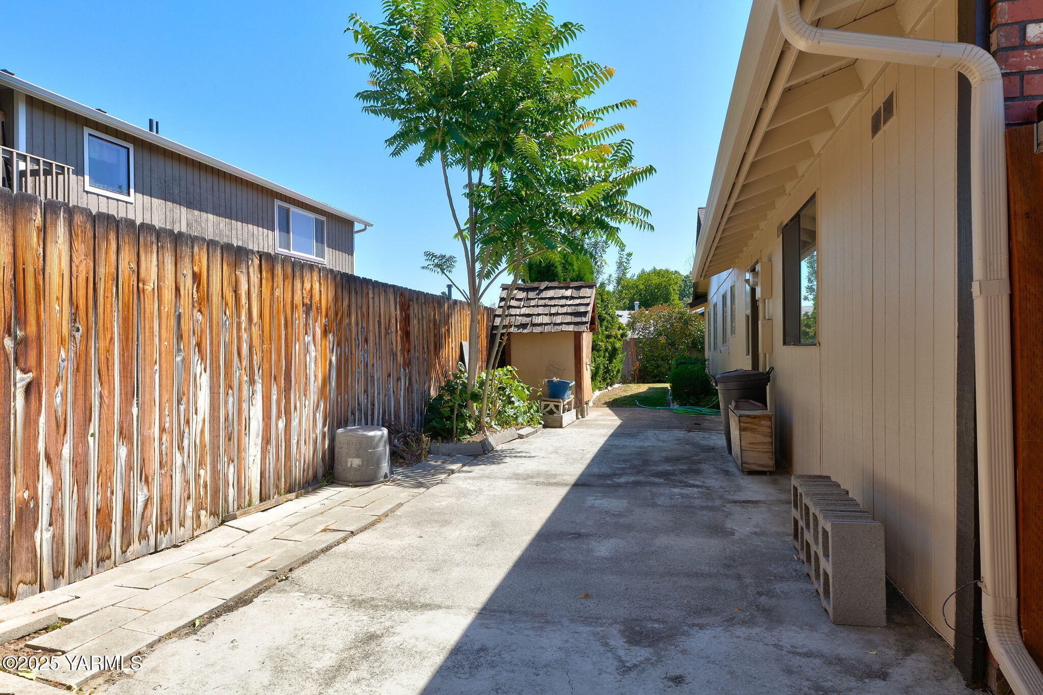 611 S 69th Ave
