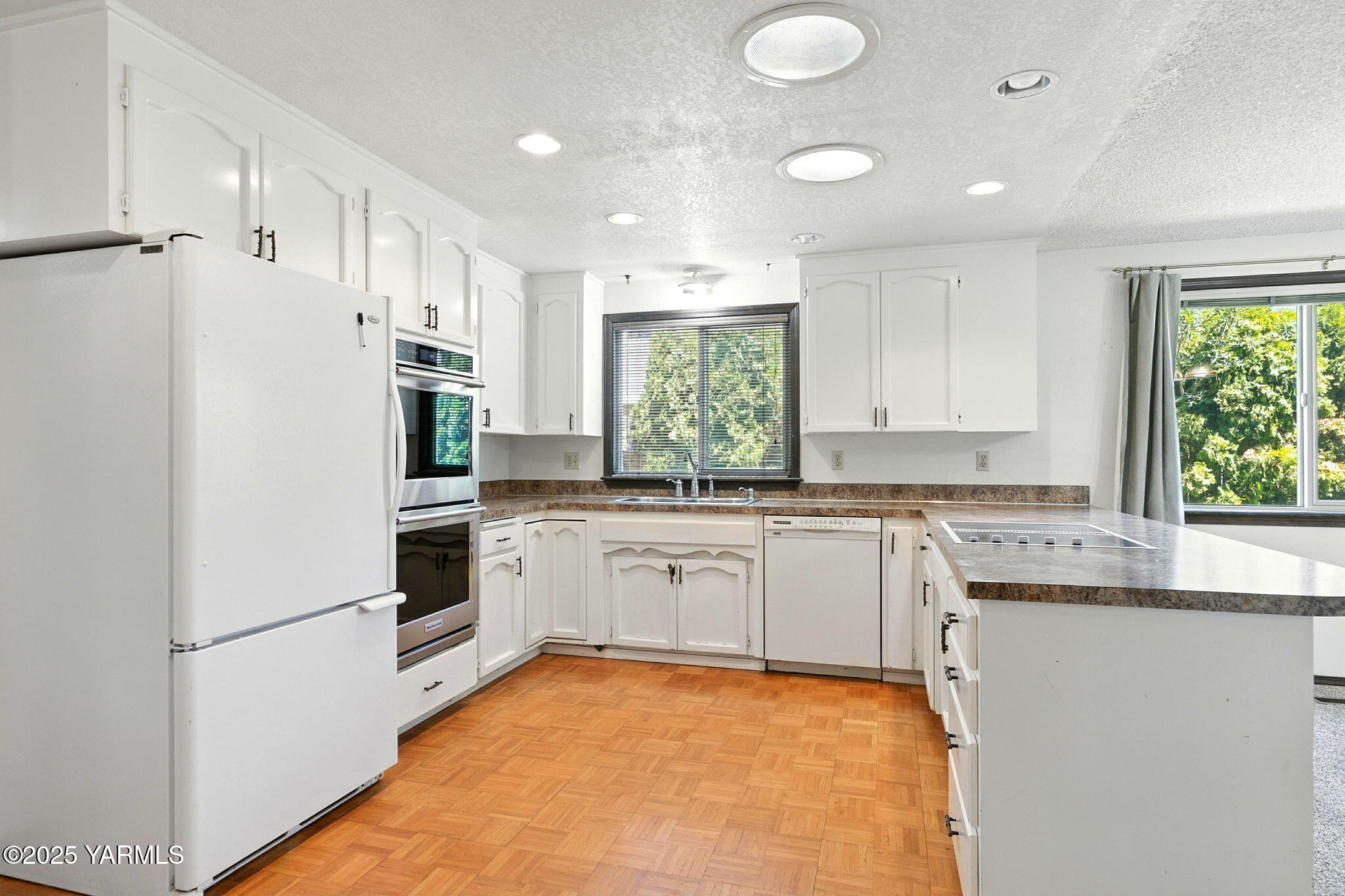 611 S 69th Ave