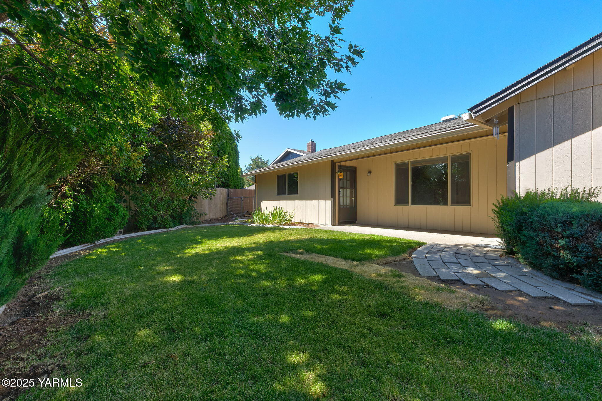 611 S 69th Ave