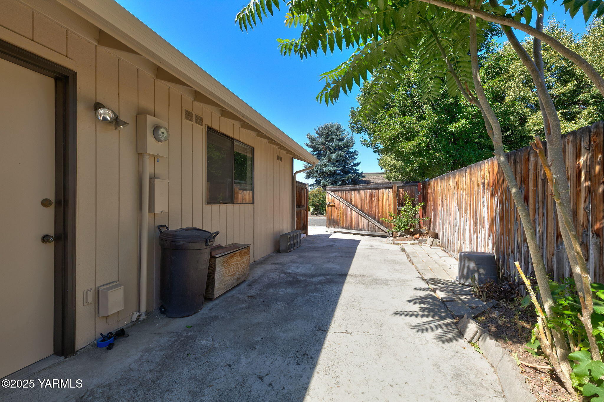 611 S 69th Ave