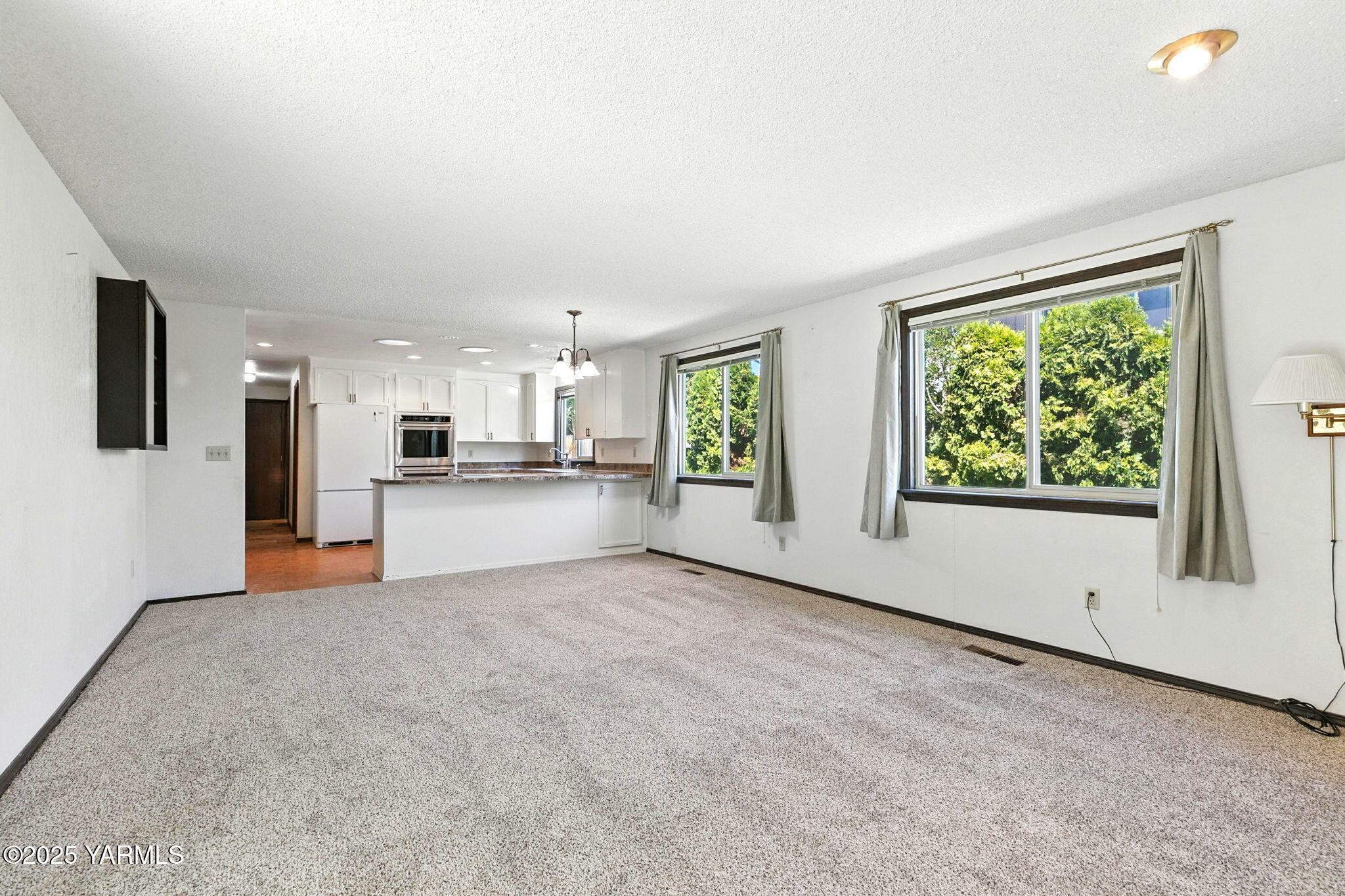 611 S 69th Ave