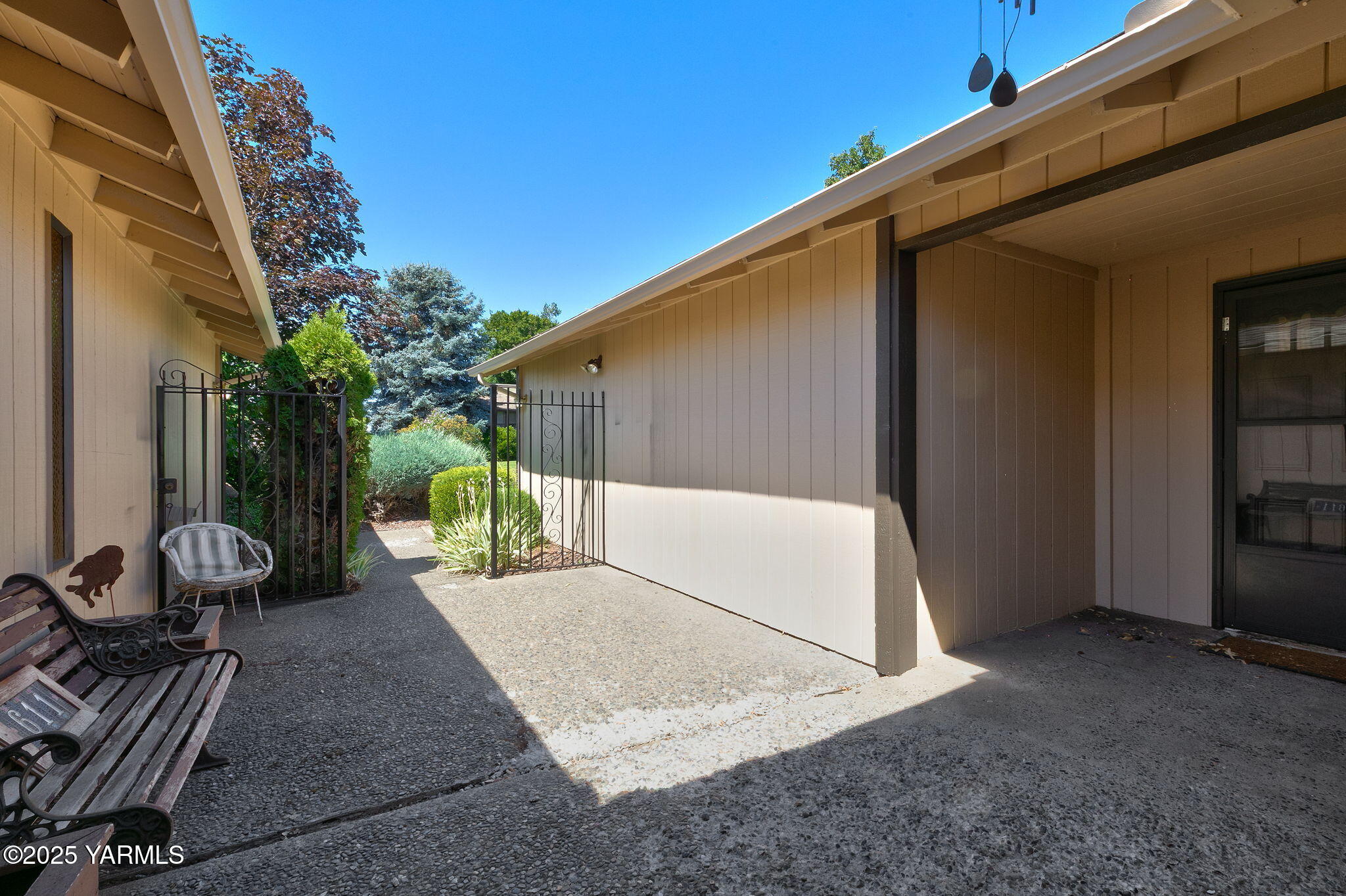 611 S 69th Ave