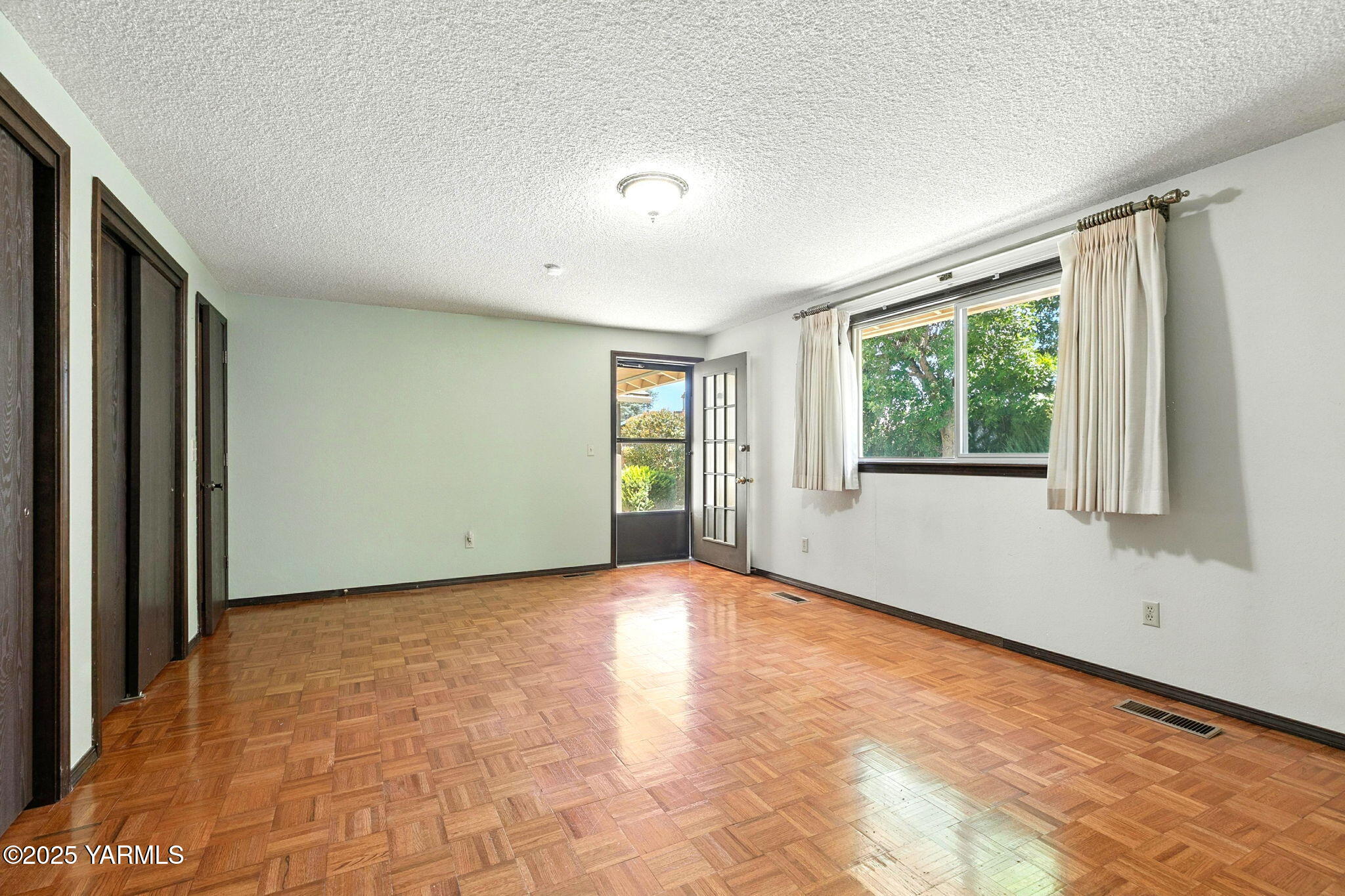 611 S 69th Ave