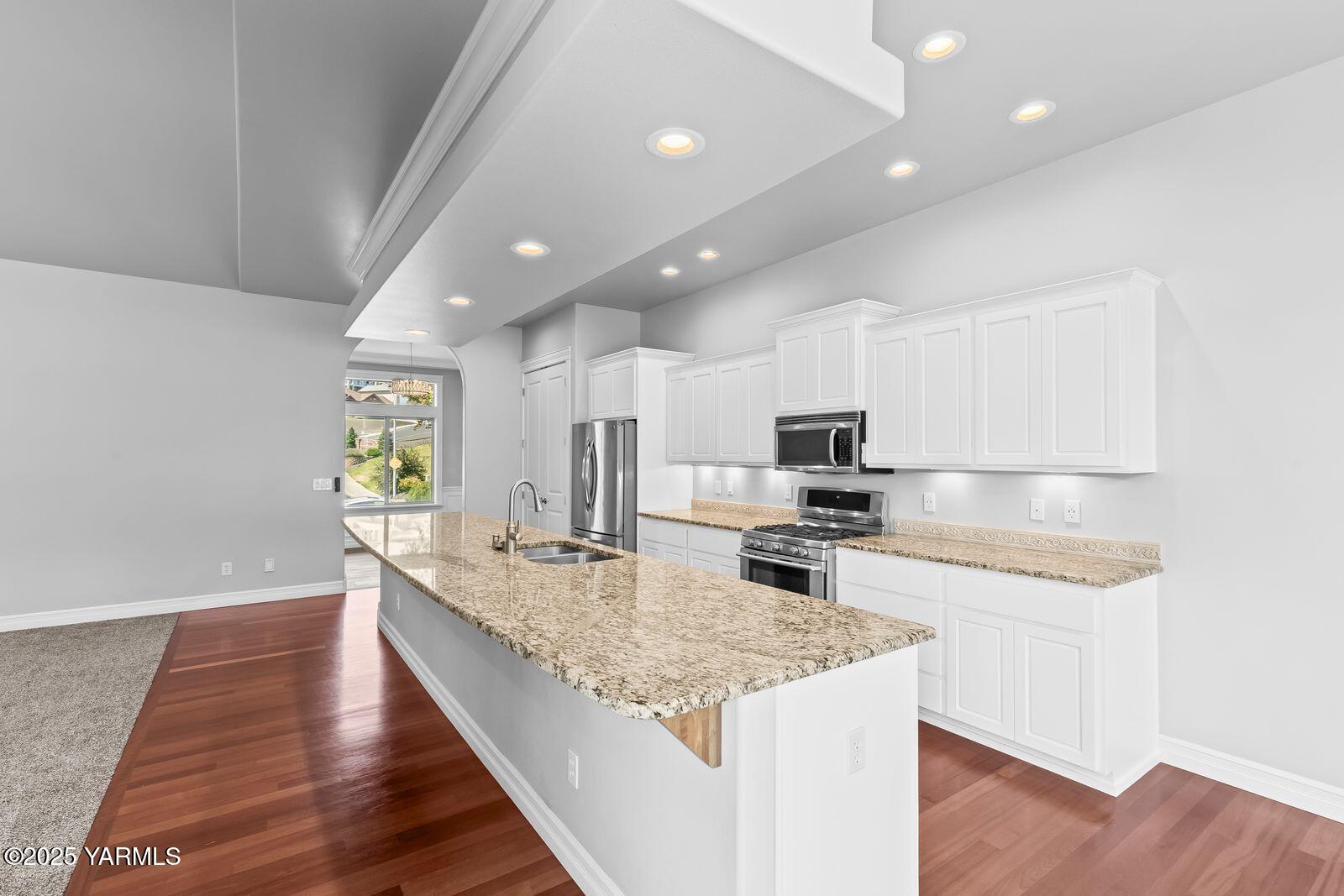 607 N 74th Ave