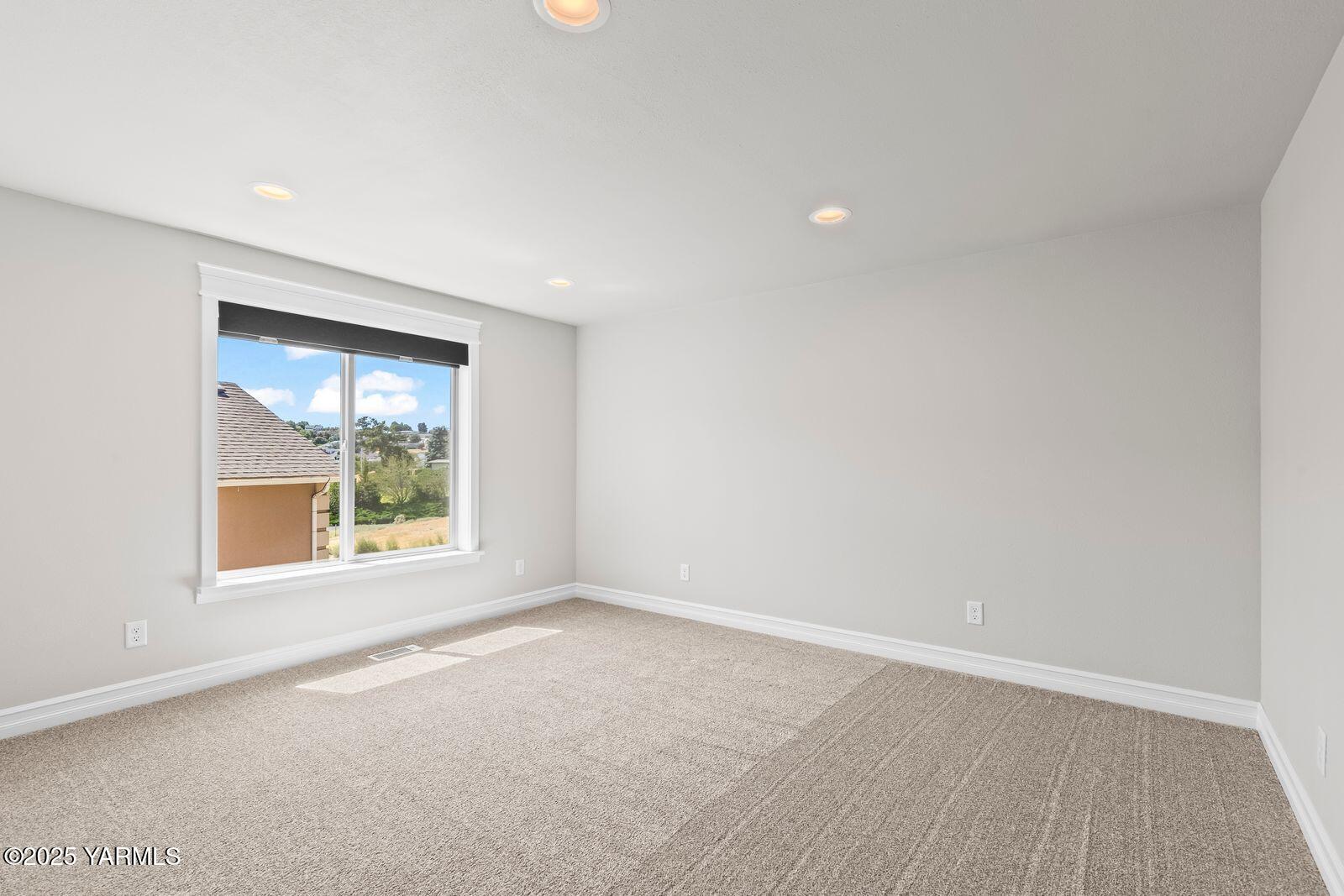 607 N 74th Ave