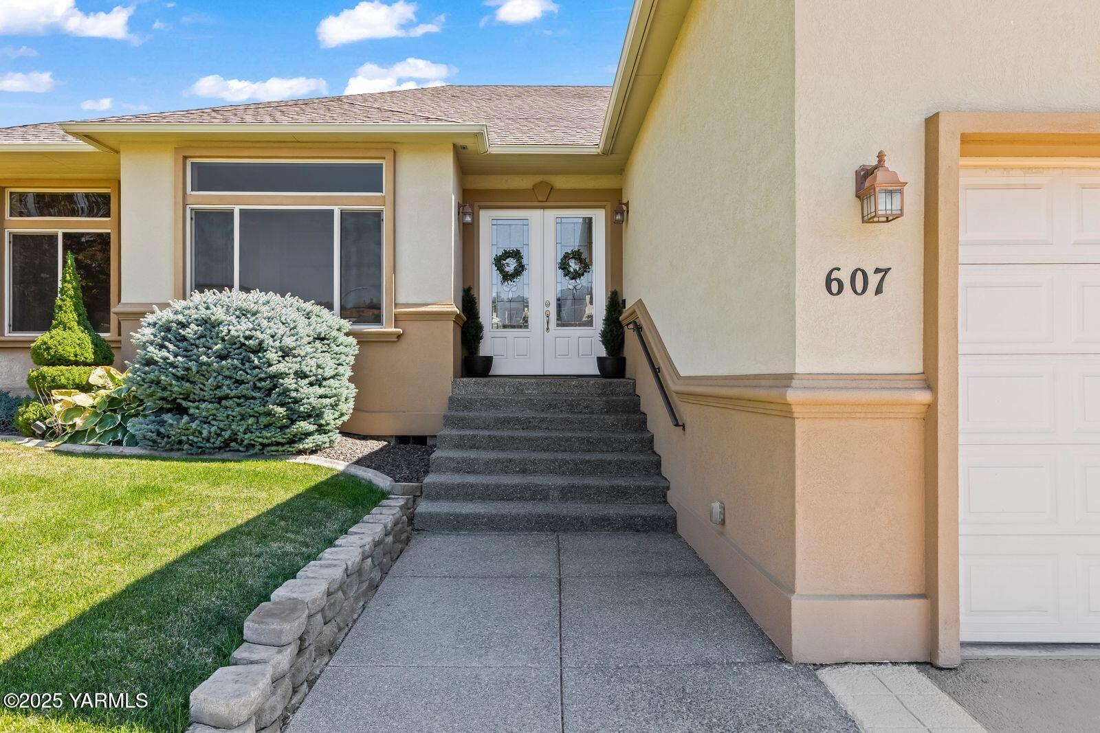 607 N 74th Ave