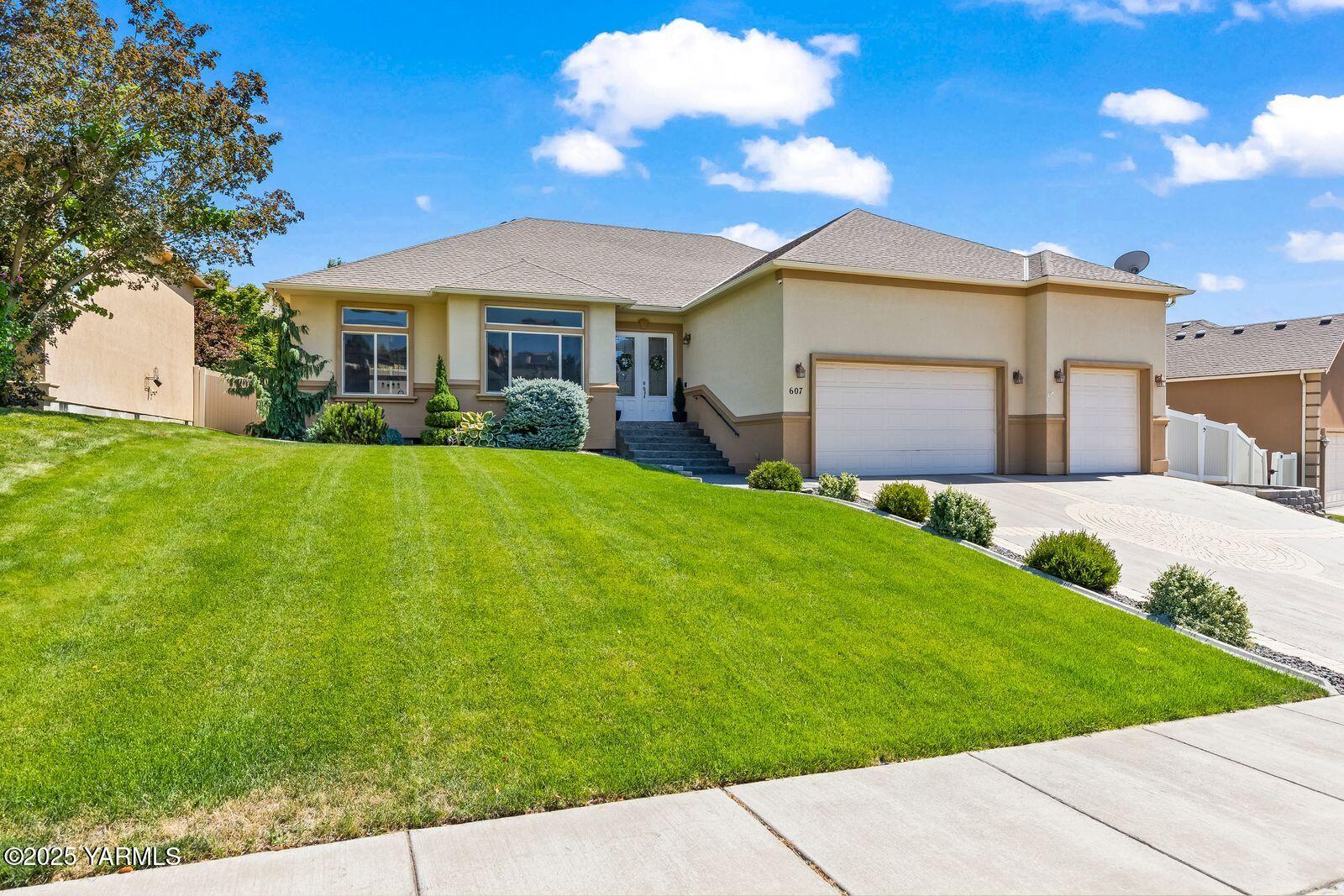 607 N 74th Ave
