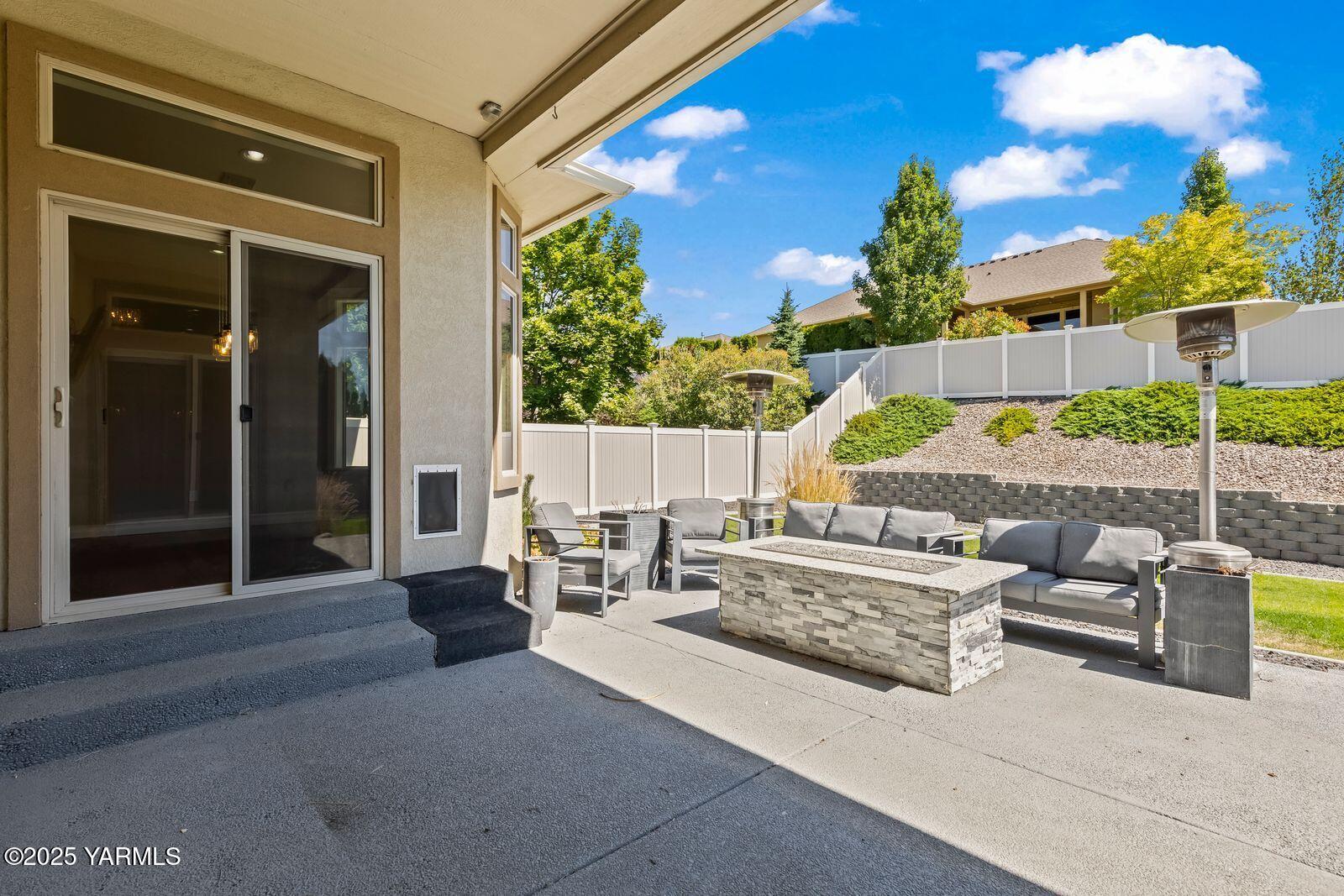 607 N 74th Ave