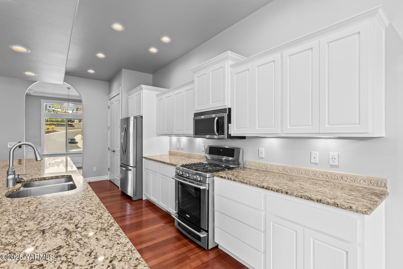 607 N 74th Ave