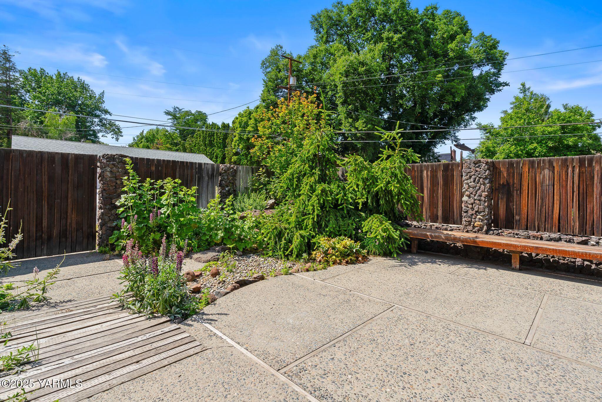 2311 W Chestnut Ave