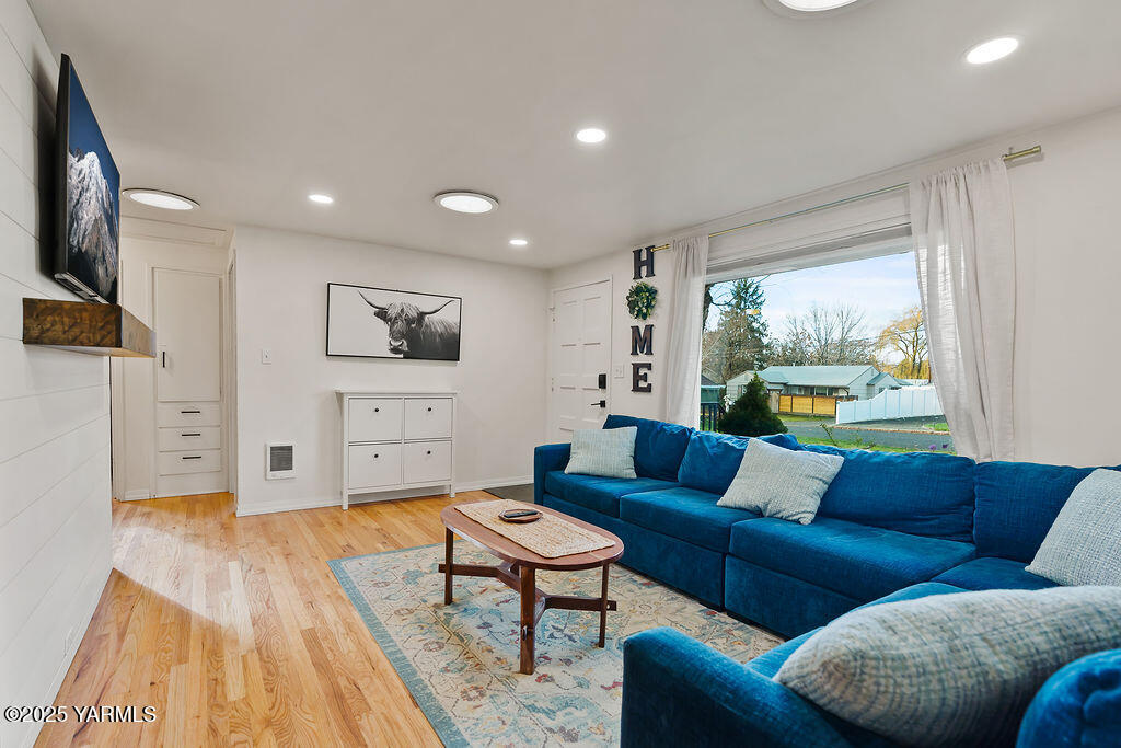 121 N 52nd Ave