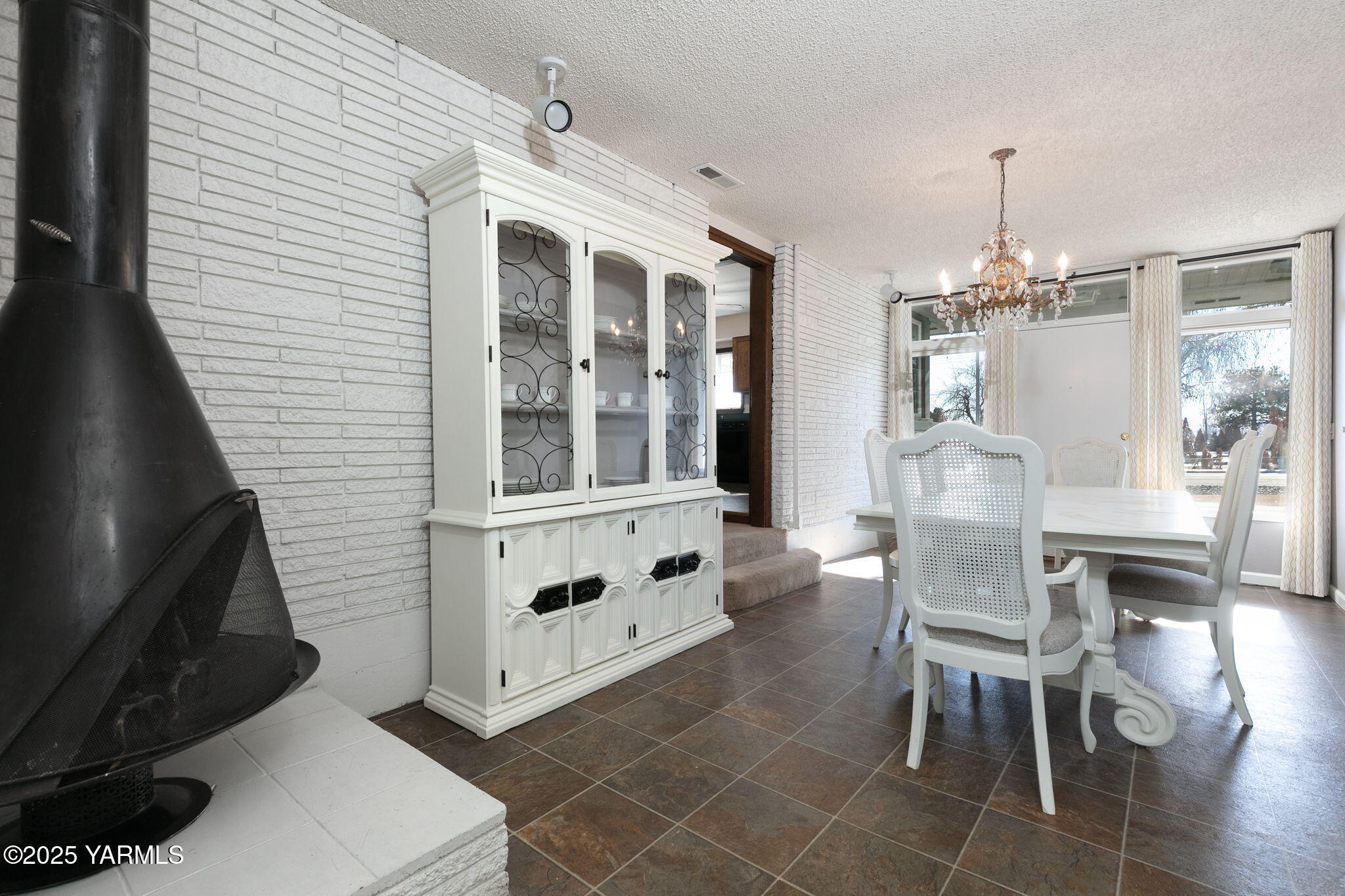 8713- 8711 Tieton Dr