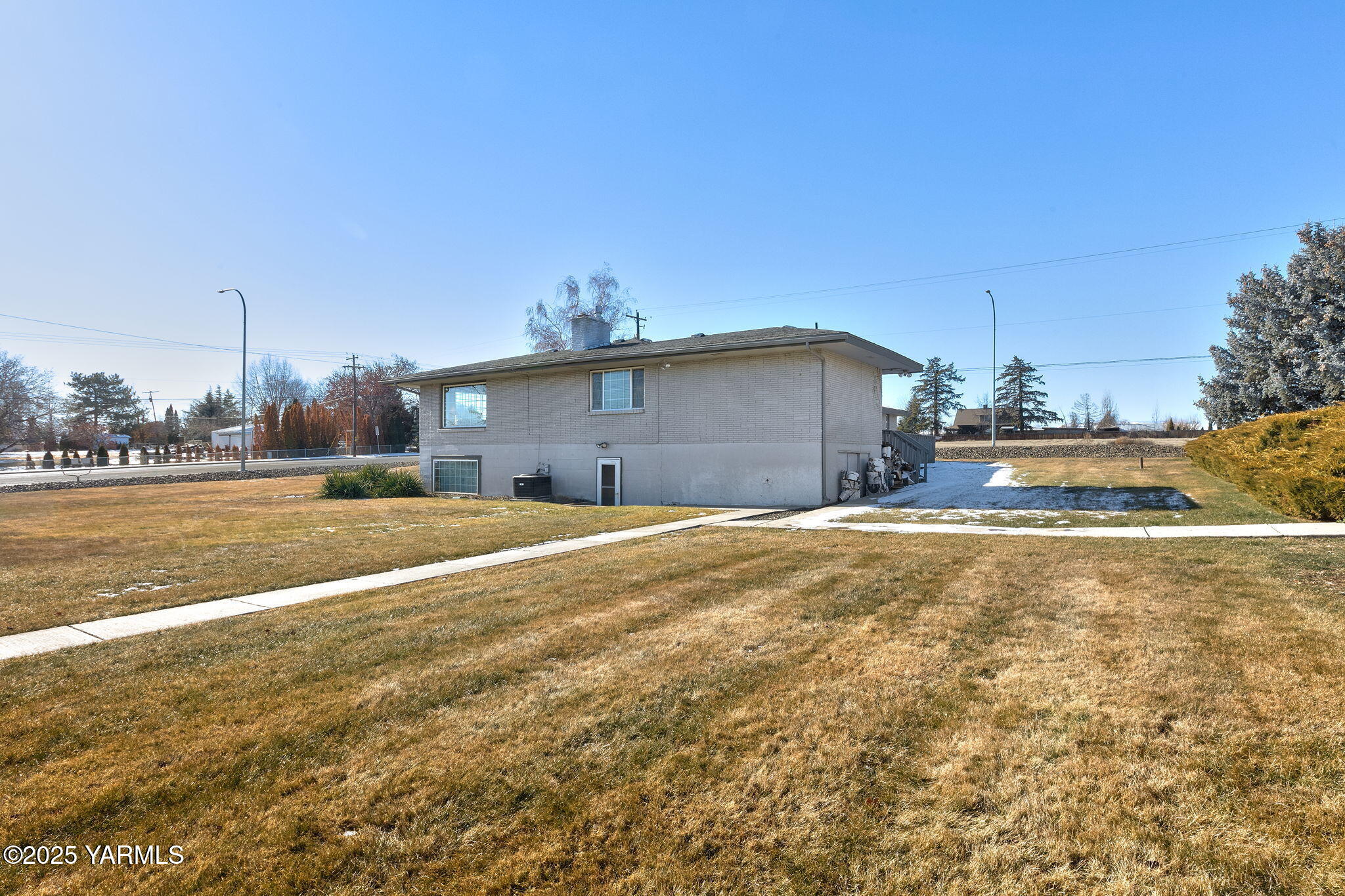 8713- 8711 Tieton Dr